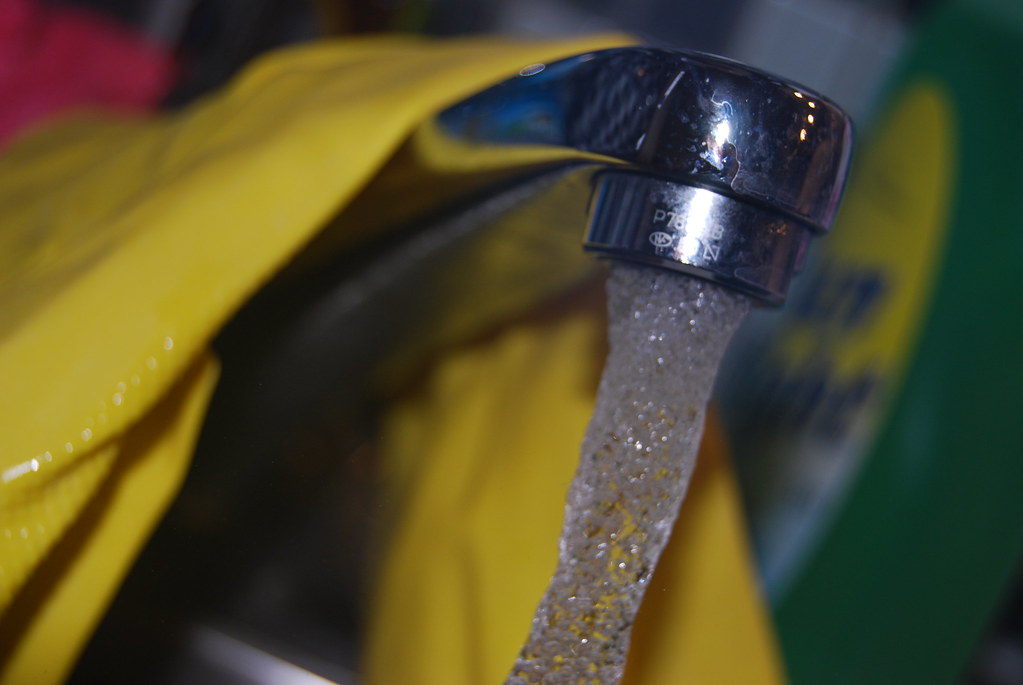حنفية حوض مطبخ يجري منها الماء